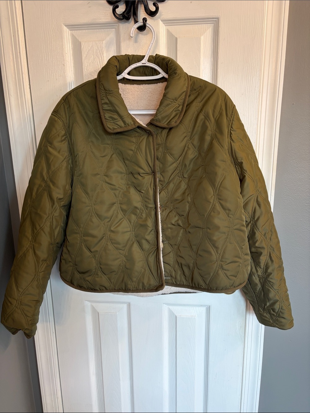 NWT Blank NYC Sz L Crop Reversible Cream Sherpa / Olive Quilted Jacket Warm Cozy - Picture 8 of 10